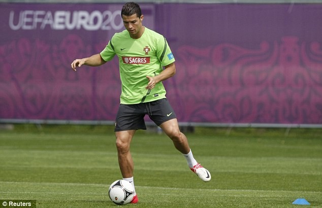 Cristiano Ronaldo tập luyện say sưa trước giờ thi đấu.
